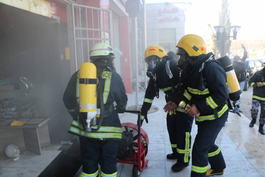 حريق محل ألبسة في شارع مكة (صور)