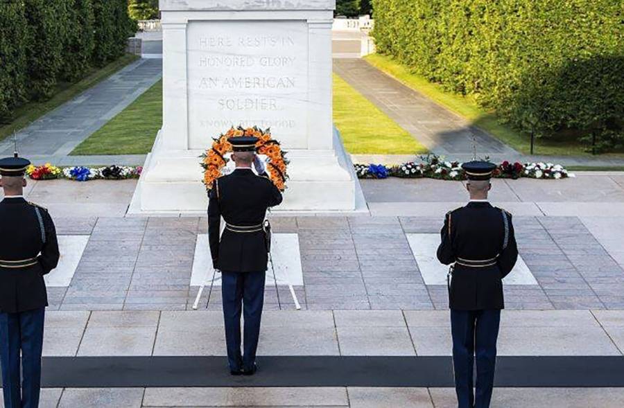 بايدن يعتزم وضع إكليل من الزهور على قبر الجندي المجهول برفقة ثلاثة رؤساء أمريكيين سابقين