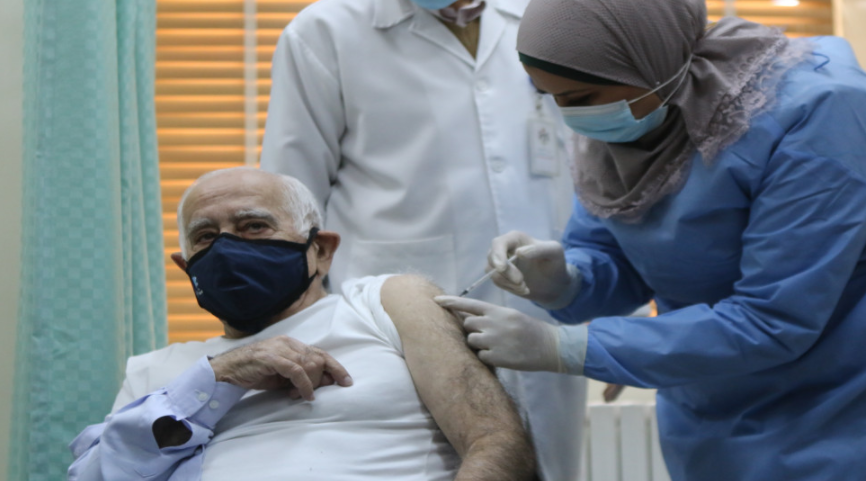 عاجل : ماذا قال الطبيب داوود حنانيا أول شخص يتلقى لقاح كورونا في الأردن؟ .. صور