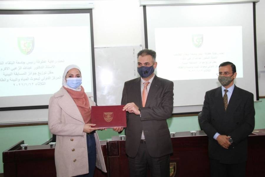 الزعبي يكرم الطلبة الفائزين بالمسابقة البيئية في البلقاء التطبيقية