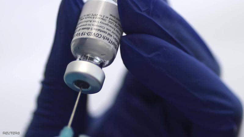 ثمانينية تتلقى لقاح كورونا في العقبة