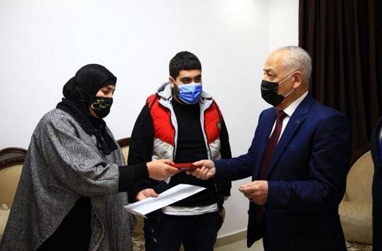 الديوان يسلم فتى الزرقاء منزلاً