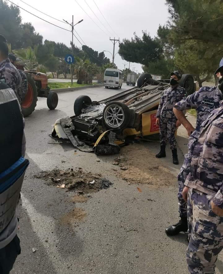 انقلاب مركبة على طريق البترول في اربد