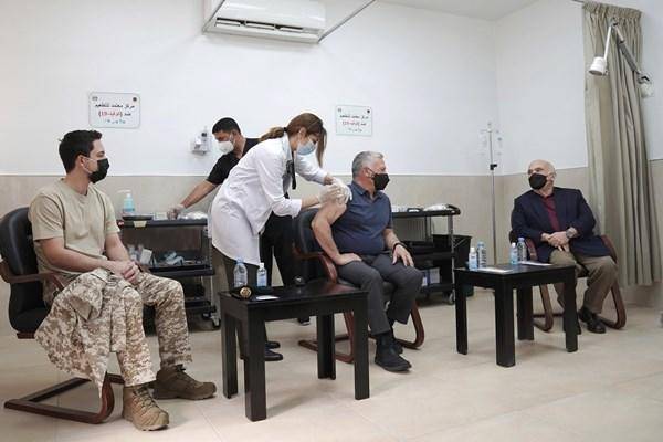 عاجل || الملك والحسن وولي العهد يتلقون لقاح كورونا