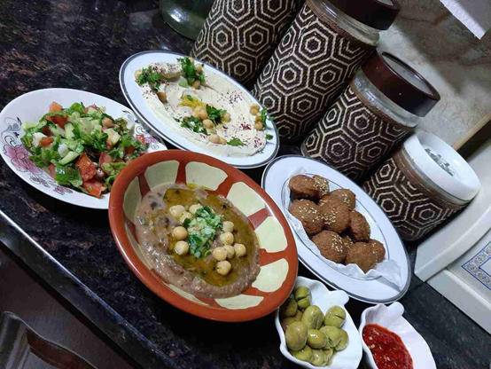 الأردنيون يقبلون على المطاعم بعد الغاء حظر الجمعة