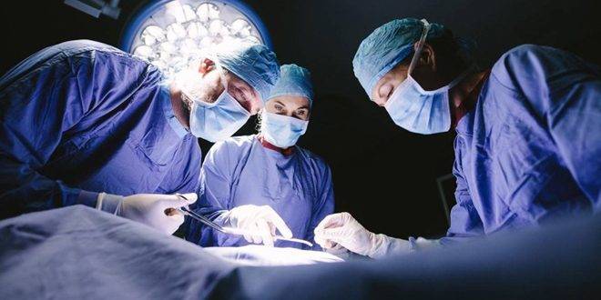 لأول مرة في العالم.. عملية زرع مزدوجة لذراعين وكتفين لمريض في فرنسا