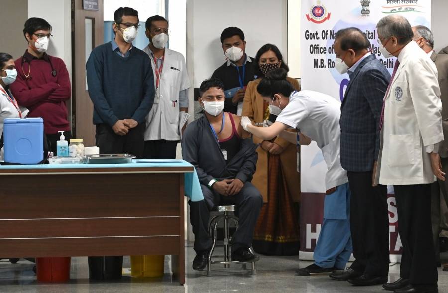 عامل نظافة أول شخص يتلقى لقاح كورونا في حملة تطعيم بالهند