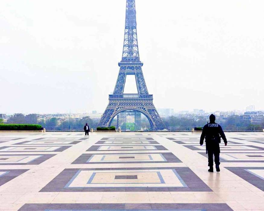 فرنسا تفرض حظر تجول اعتبارا من اليوم