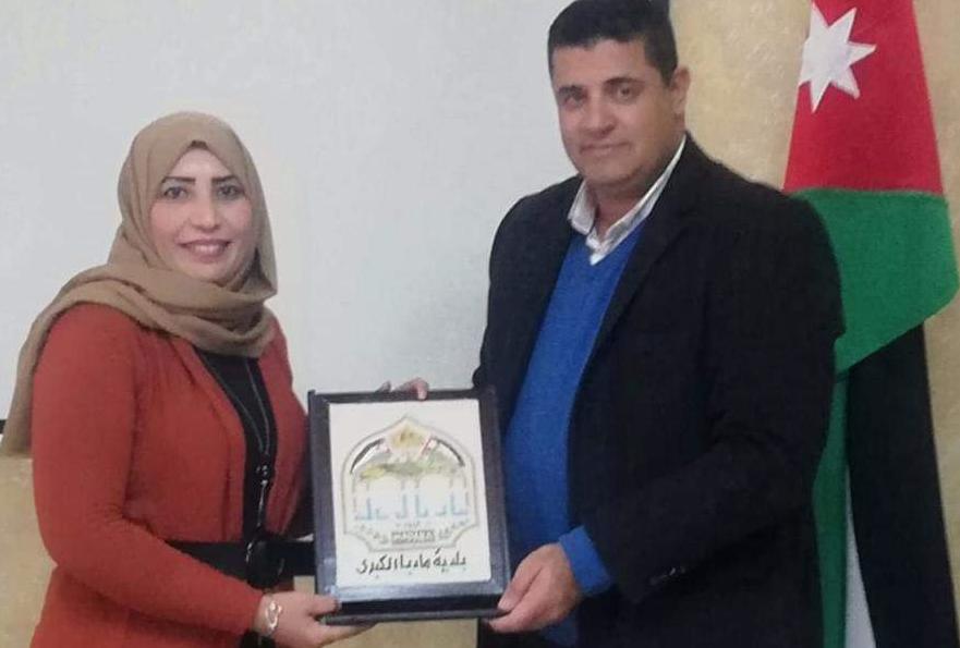 رئيس بلدية مادبا الكبرى يكرم العضو السابق خلود الفلاحات_ صور