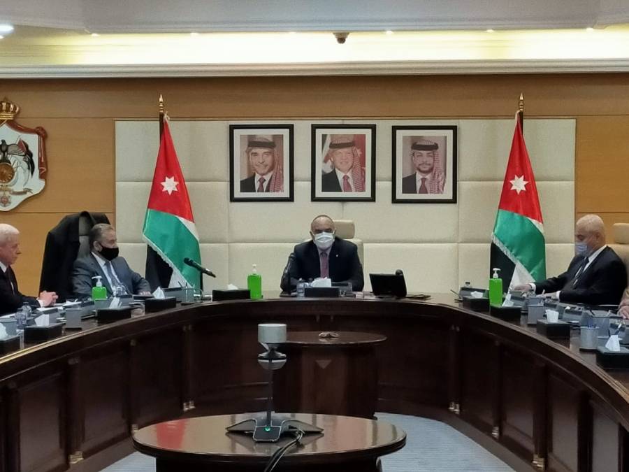 الخصاونة يلتقي مجلس النقابات المهنية ..