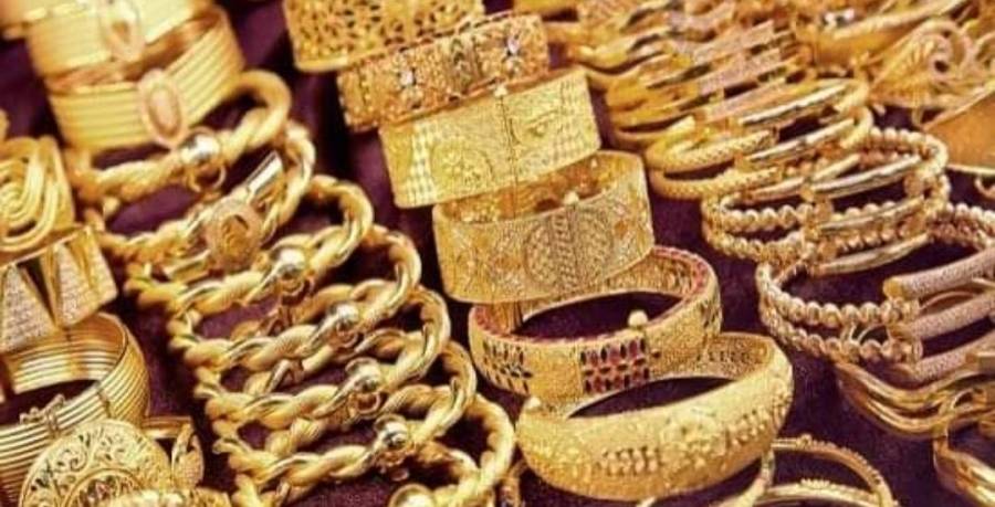 موظف في اسواق فاميلي باسكيت يعثر على مبلغ مالي ومصاغ ذهبي بقيمة 23 الف دينار