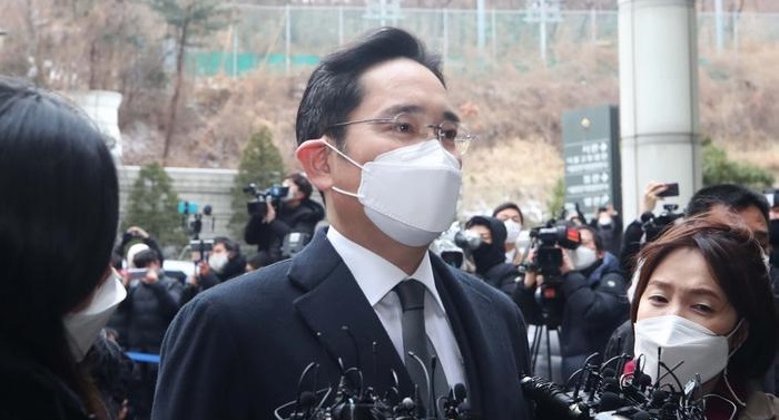 Samsungs Lee sentenced to 30 months in prison in corruption retrial