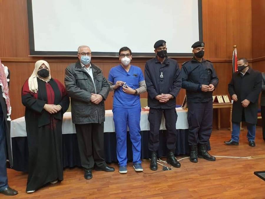 العميد الحجرات يكريم نخبة من الاطباء والممرضين في مستشفى الامير حمزة