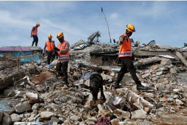 اندونيسيا ...طاقم طبي منهك يعالج المصابين في زلزال سولاويسي