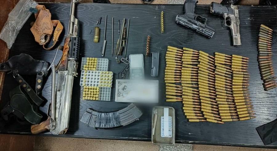 إلقاء القبض على مطلوب وضبط ثلاثة أسلحة نارية والمواد المخدرة في البادية الشمالية