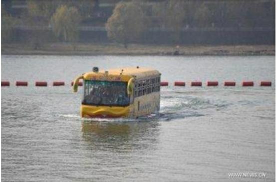 حافلة صينية تتحول إلى سفينة