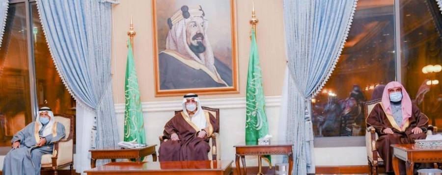 أمير تبوك يستقبل المواطنين في اللقاء الأسبوعي