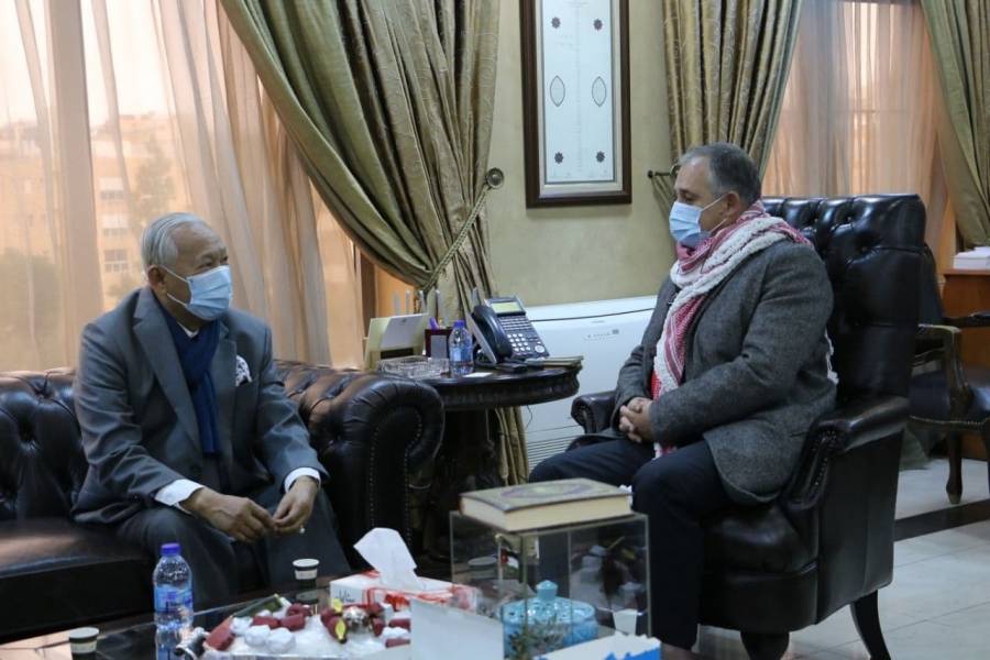 وزير العمل يلتقي السفير الفلبيني