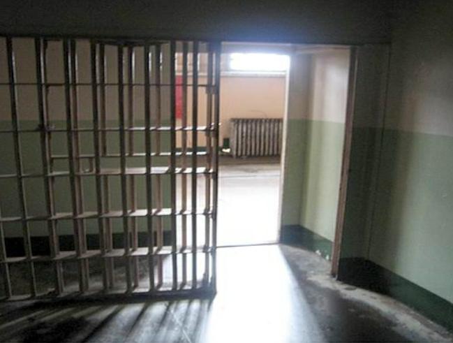 إعادة فتح أبواب زيارة النزلاء ايام الجمعة ووفق الاشتراطات الصحية المتبعة.