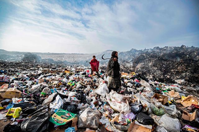 Beyond the oil wells, Syrians rummage in trash to survive