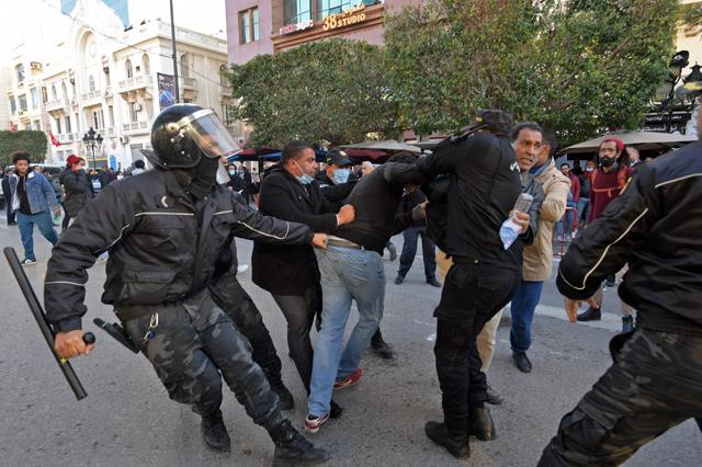 Tunisia seeks to stem wave of nighttime street riots