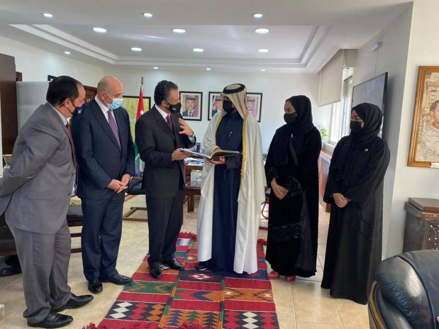 وزير السياحة يلتقي بسفير قطر