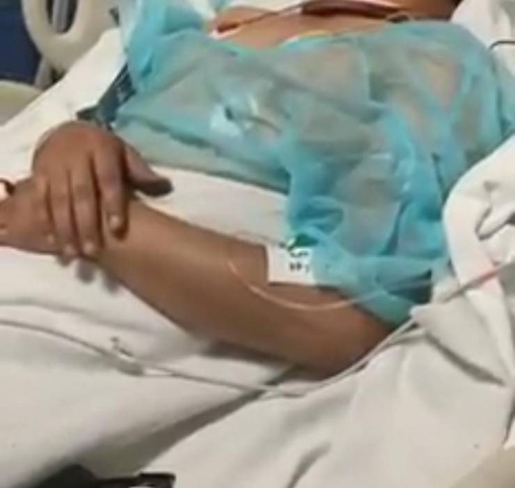 شاب اردني يؤدي الصلاة وهو داخل العناية المركزة...فيديو