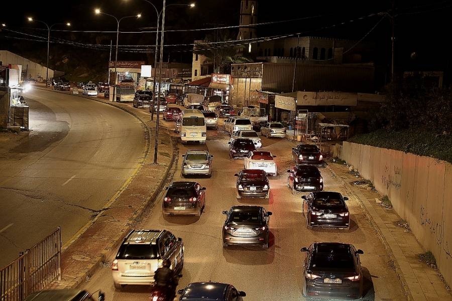 ازدحامات واختناقات مرورية تشهدها طريق البحر الميت بعد إلغاء حظر الجمعة