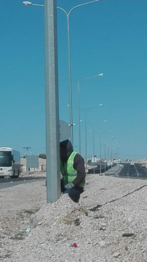 الاشغال تجري عمليات صيانة للوحات الانارة