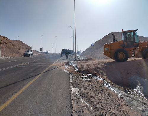 إصابة سائق شاحنة محملة بحامض الفوسفوريك إثر انقلابها بالقرب من الشركة اليابانية للأسمدة في العقبة_ صور