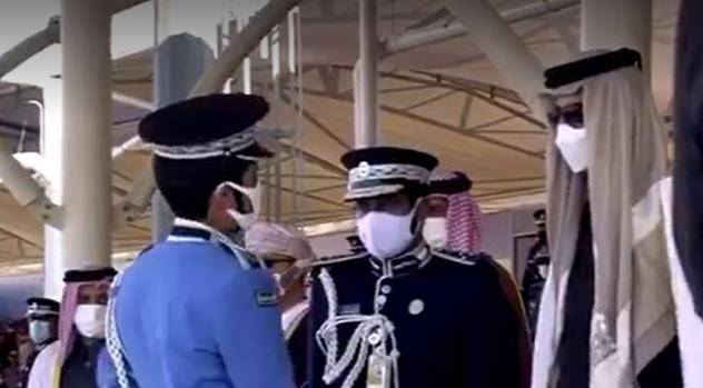 أمير قطر يكرم المرشح العجارمة