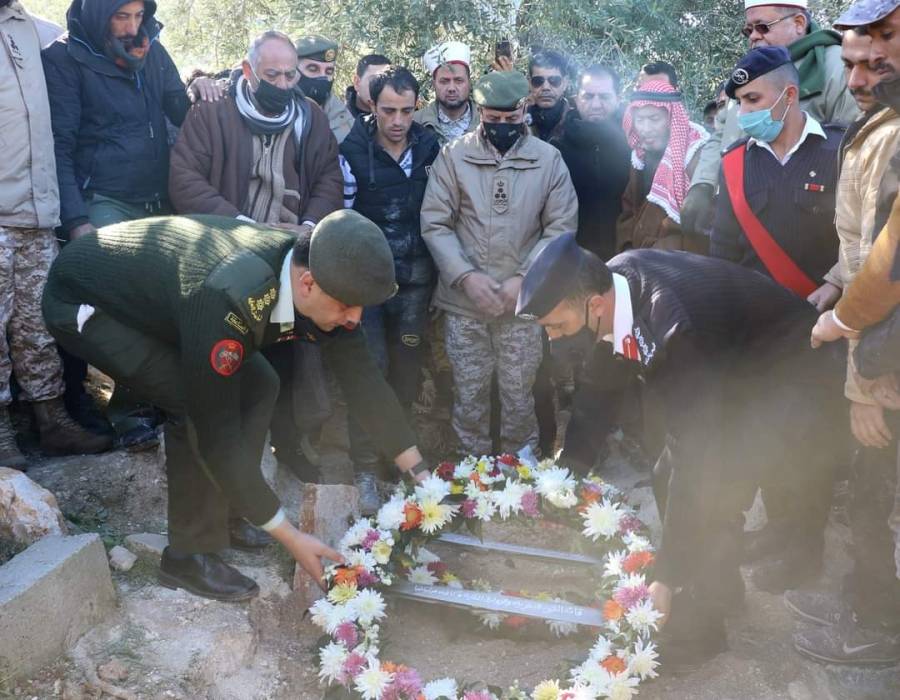 القوات المسلحة  وعشائر جبل عجلون  تشيعان جثمان الشهيد فايز  الزغول... صور