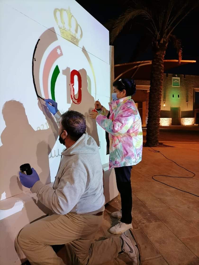 عالم ايجابي يزين مدخل القصور الملكية في العقبة بشعار المئوية