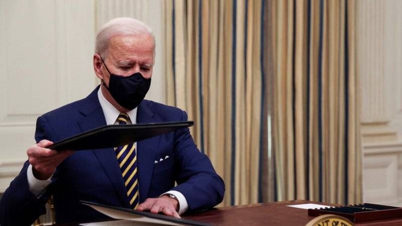 بايدن يوقِّع أمرًا لحظر دخول غير الأمريكيين القادمين من 30 دولة