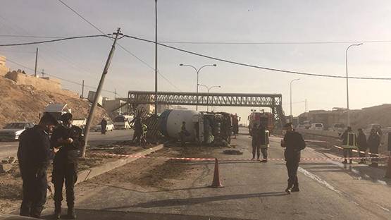 انقلاب صهريج غاز على اوتوستراد الزرقاء .. صورة