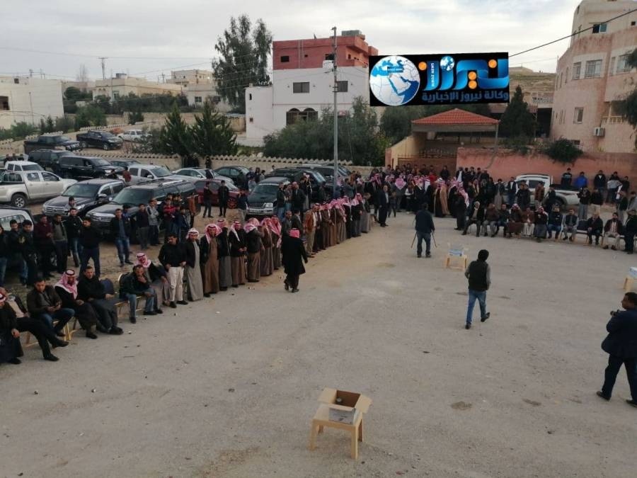 شاهد البث المباشر لجاهة عشائرية كبيرة على ديوان قبيلة بني صخر بسبب وفاة الشاب حمزة الجحاوشة ... تفاصيل