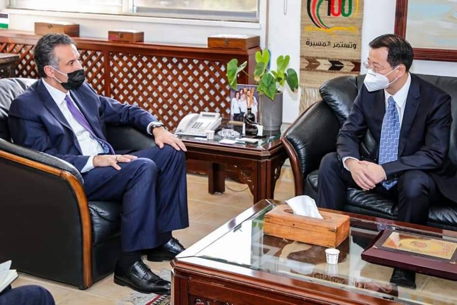 وزير السياحة يلتقي السفير الصيني بعمان