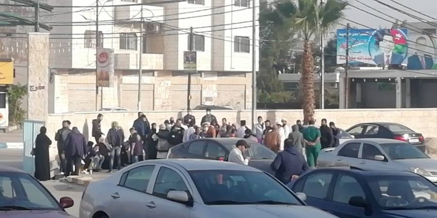 عمال شركة الخدمات في مستشفى الرمثا يضربون عن العمل احتجاجاً على عدم صرف الرواتب