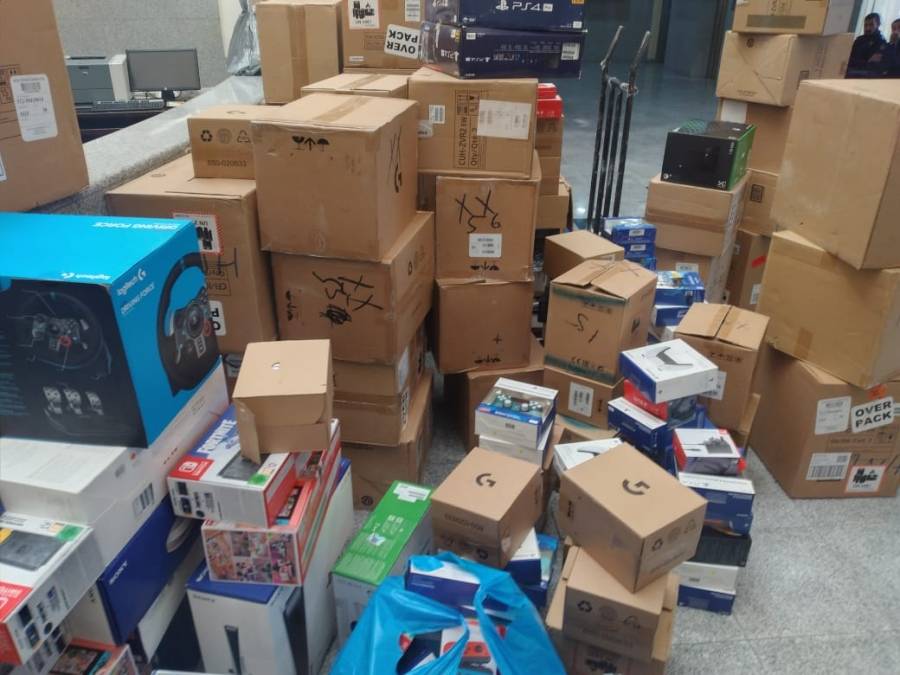 الجمارك تحبط تهريب كميات كبيرة من اجهزة البلايستيشن