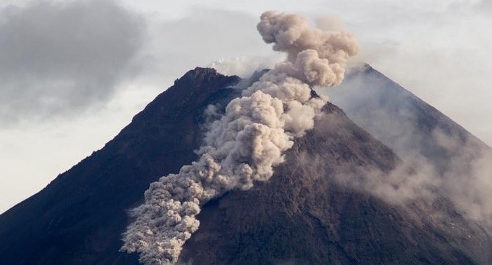 Indonesias Mount Merapi ejects new ash cloud