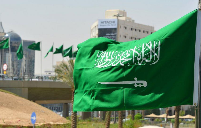 ضجة بالسعودية بعد مقترح بإزالة شعار السيف من علم المملكة و أمير و يرد بشكل حازم .. صور