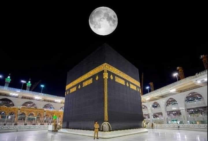 القمر يتعامد على الكعبة المشرفة في منظر بديع لأول مرة خلال 2021