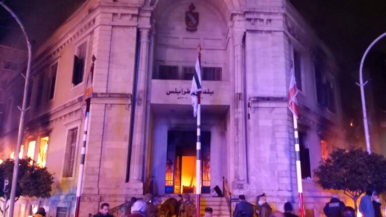 لبنان.. المحتجون يحرقون مبنى بلدية طرابلس خلال الاحتجاجات الليلية