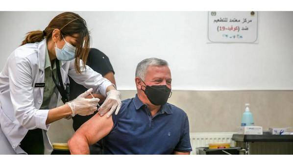 هذه هي الأعراض التي شعر بها الملك بعد تلقيه لقاح كورونا