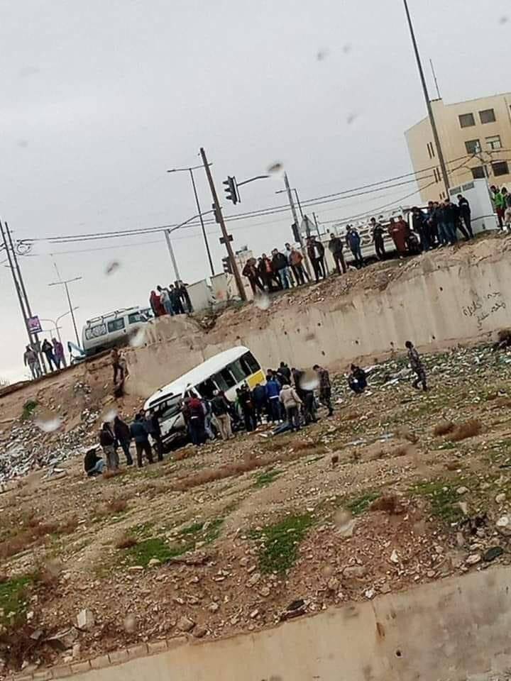 تدهور حافلة وإصابات على طريق المية في الزرقاء