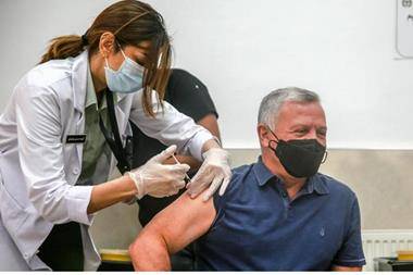 الملك: شعرت بهذه الاعراض بعد تلقي لقاح كورونا