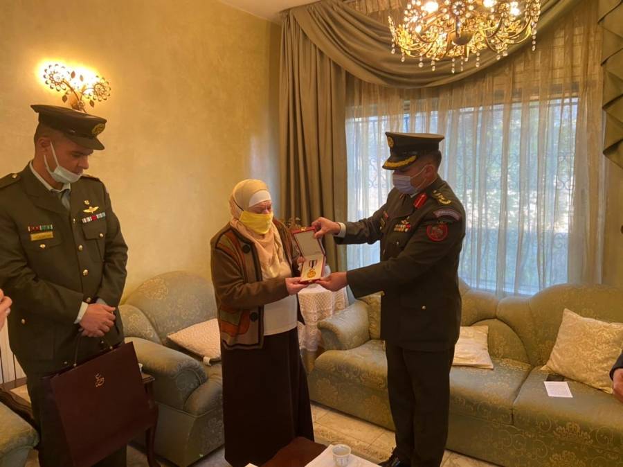 الملك يحتفي بعيد ميلاده بتكريم كوكبة من ذوي متوفي الجيش الأبيض.