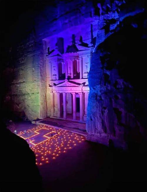 إضاءة معلم الخزنة إحتفاء بعيد جلالة الملك_ صور