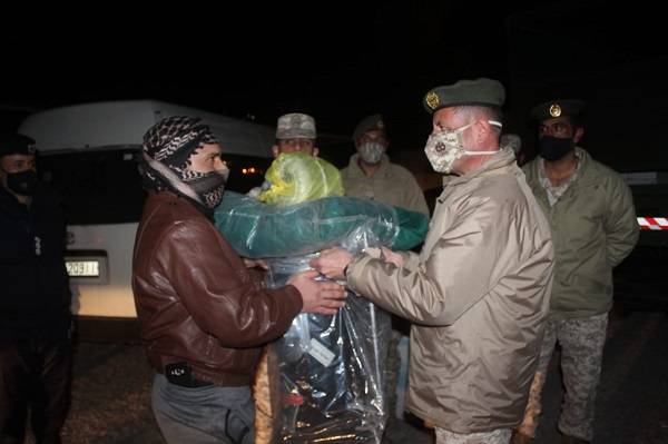 القوات المسلحة توزع مساعدات عينية على الأسر العفيفة بمناسبة عيد ميلاد جلالة الملك عبدالله الثاني الـ59