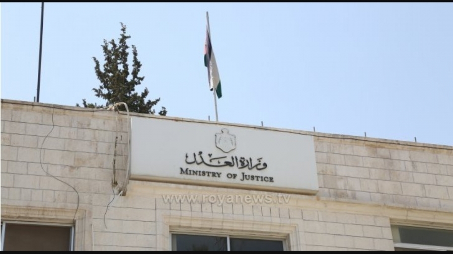 ضبط مئات الشيكات المكتبية الموقعة بشكل مخالف